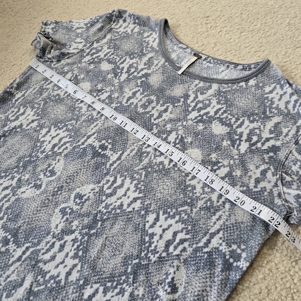 Women’s Short Sleeve Snake Print Tee - Gray - Picture 6 of 9